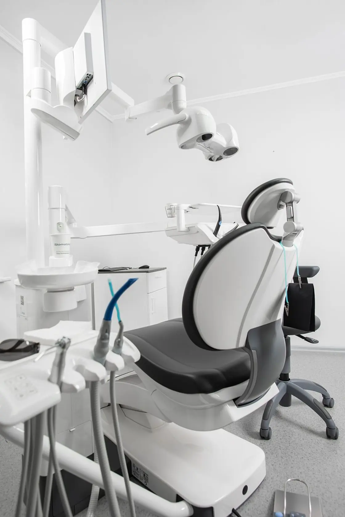 Suasana klinik gigi modern dengan peralatan lengkap